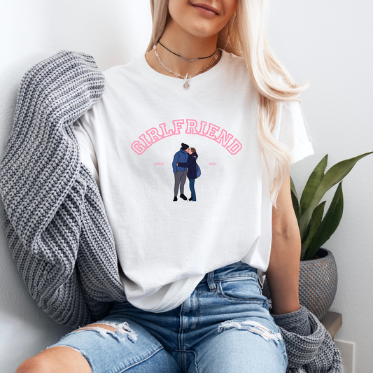 T-shirt personnalisé “GIRLFRIEND” – Illustration minimaliste colorée
