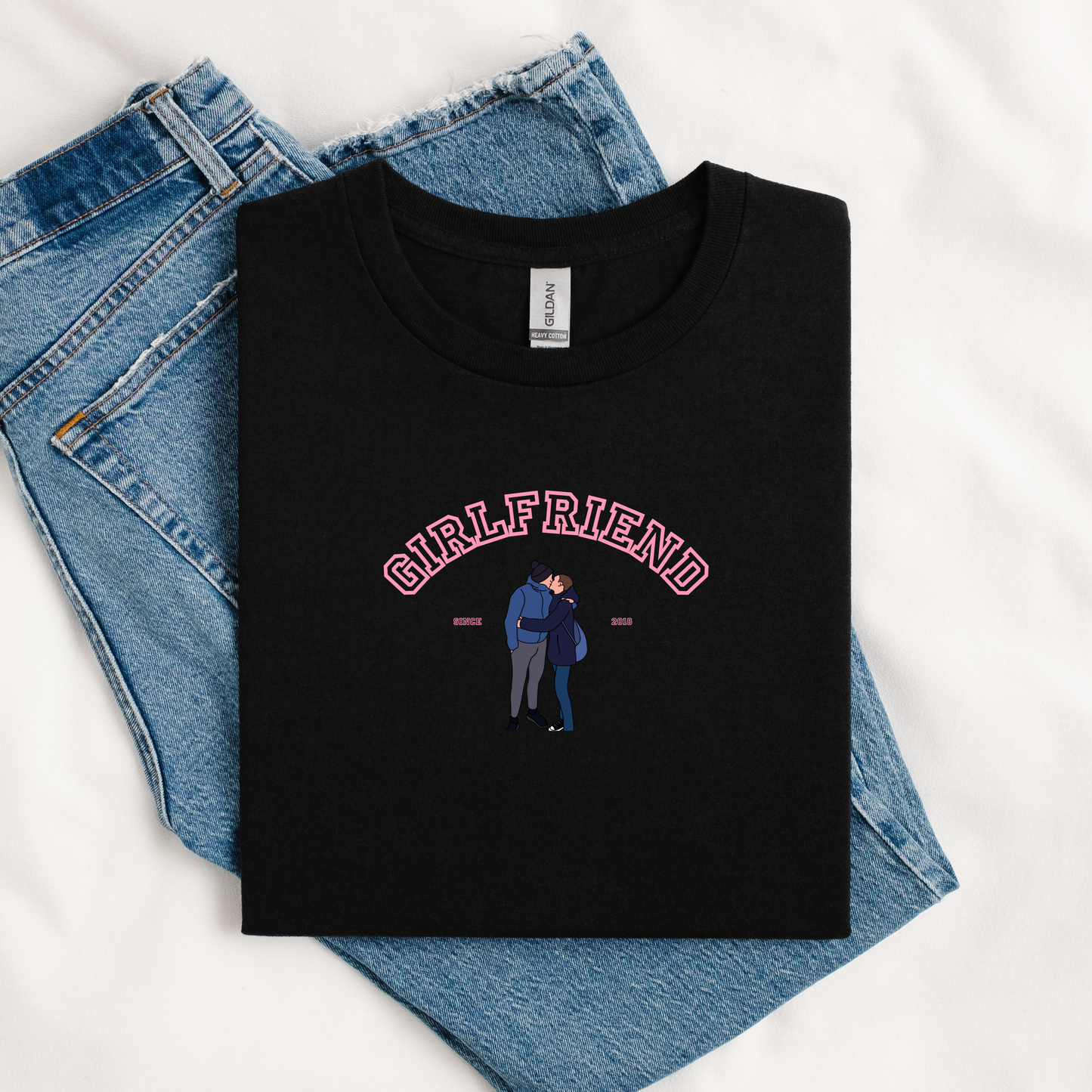 T-shirt personnalisé “GIRLFRIEND” – Illustration minimaliste colorée